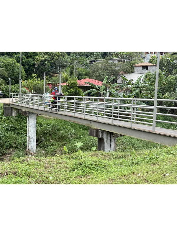 Rehabilitando puente peatonal en Villa Milagros, Sector 9 de Gonzalillo